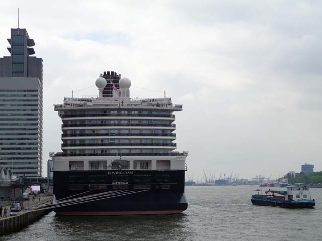 Cruiseschip ms Koningsdam van de Holland America Line aan de Cruise Terminal Rotterdam